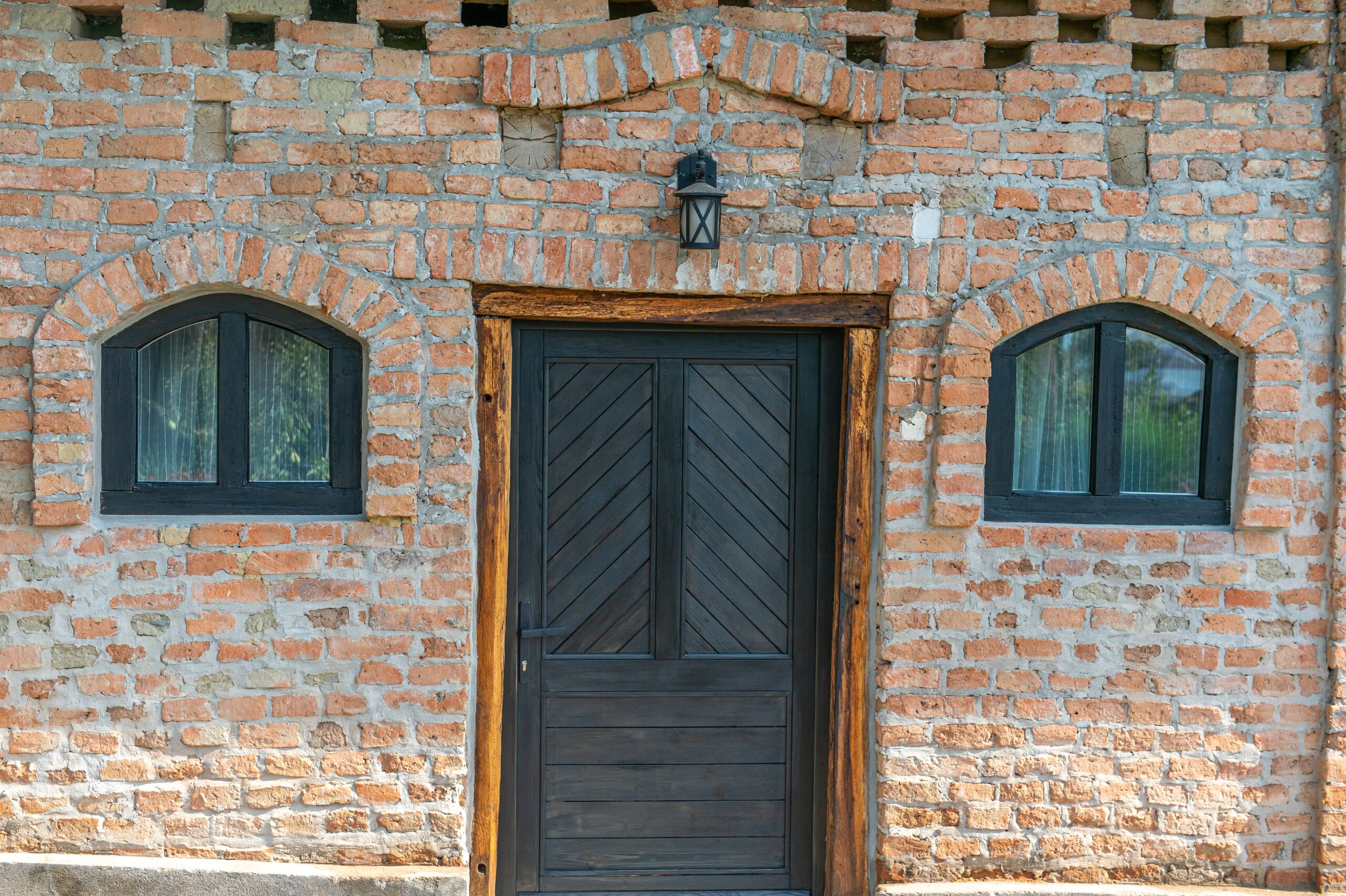 Curtea și zona de grădină cu poiata tradițională la Old Barn House