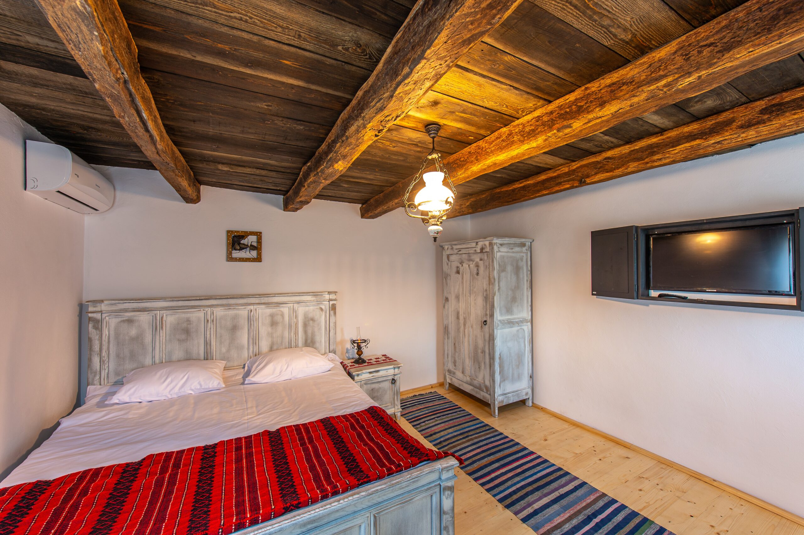 Comodă din lemn masiv pentru depozitare la pensiunea Old Barn House