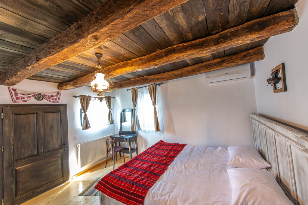 Scaune rustice din lemn masiv, design tradițional, Old Barn House