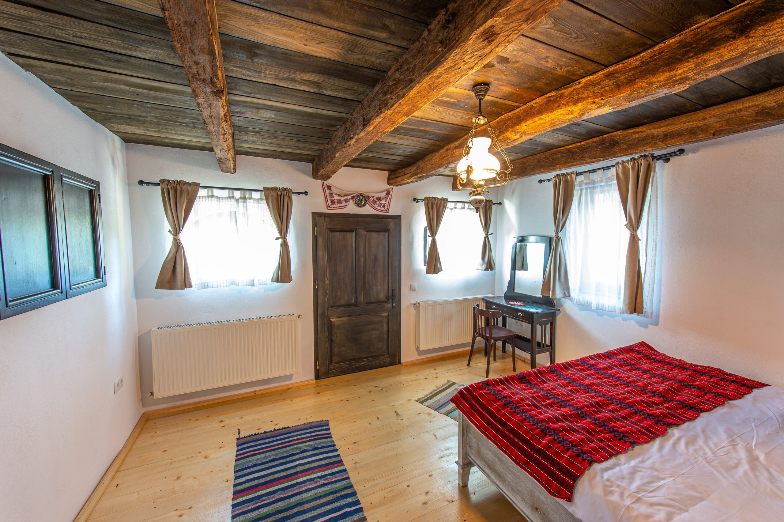 Birou din lemn masiv în camera de oaspeți Old Barn House