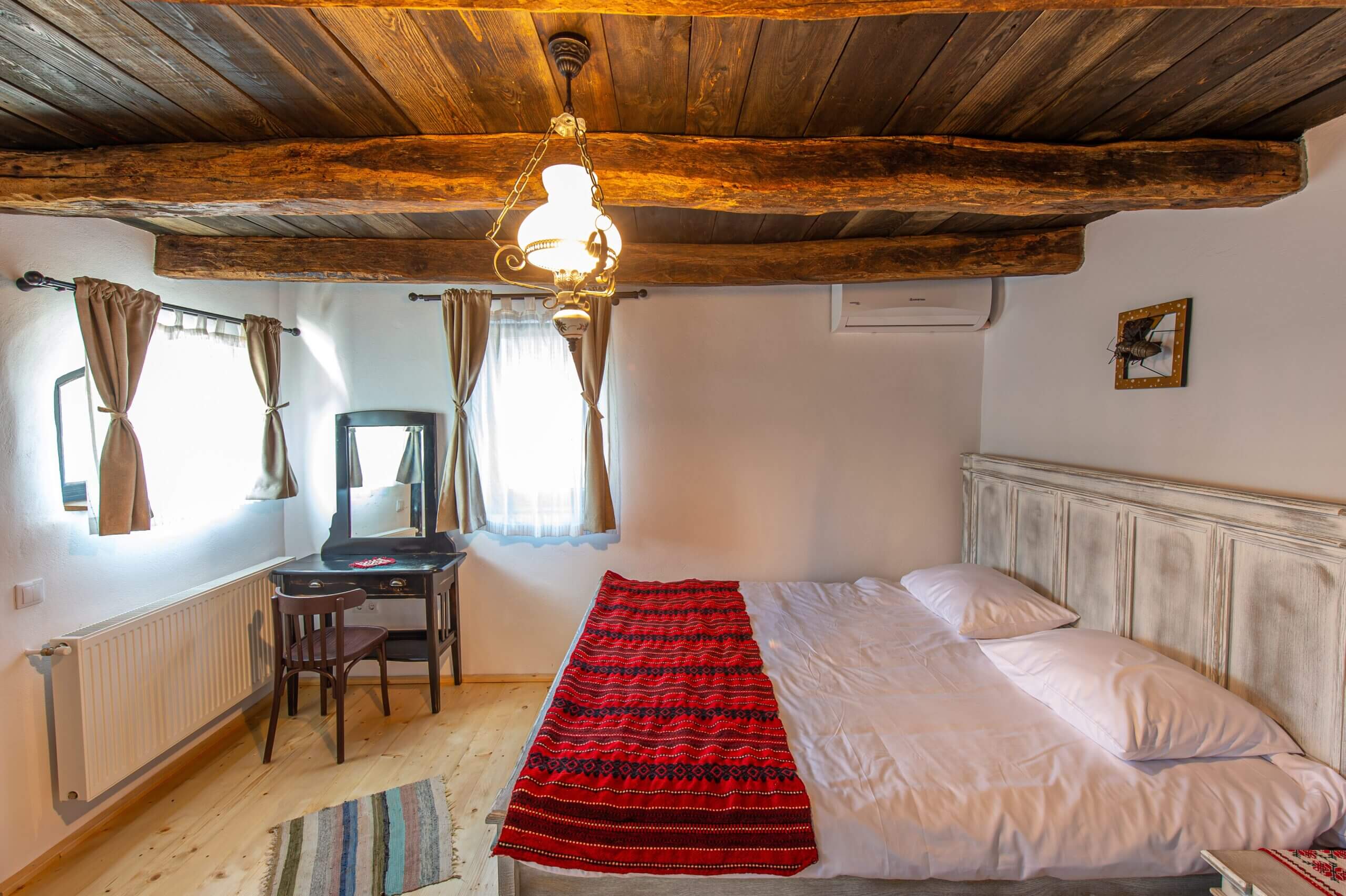 Camera cu mobilier din lemn masiv, design tradițional, Old Barn House