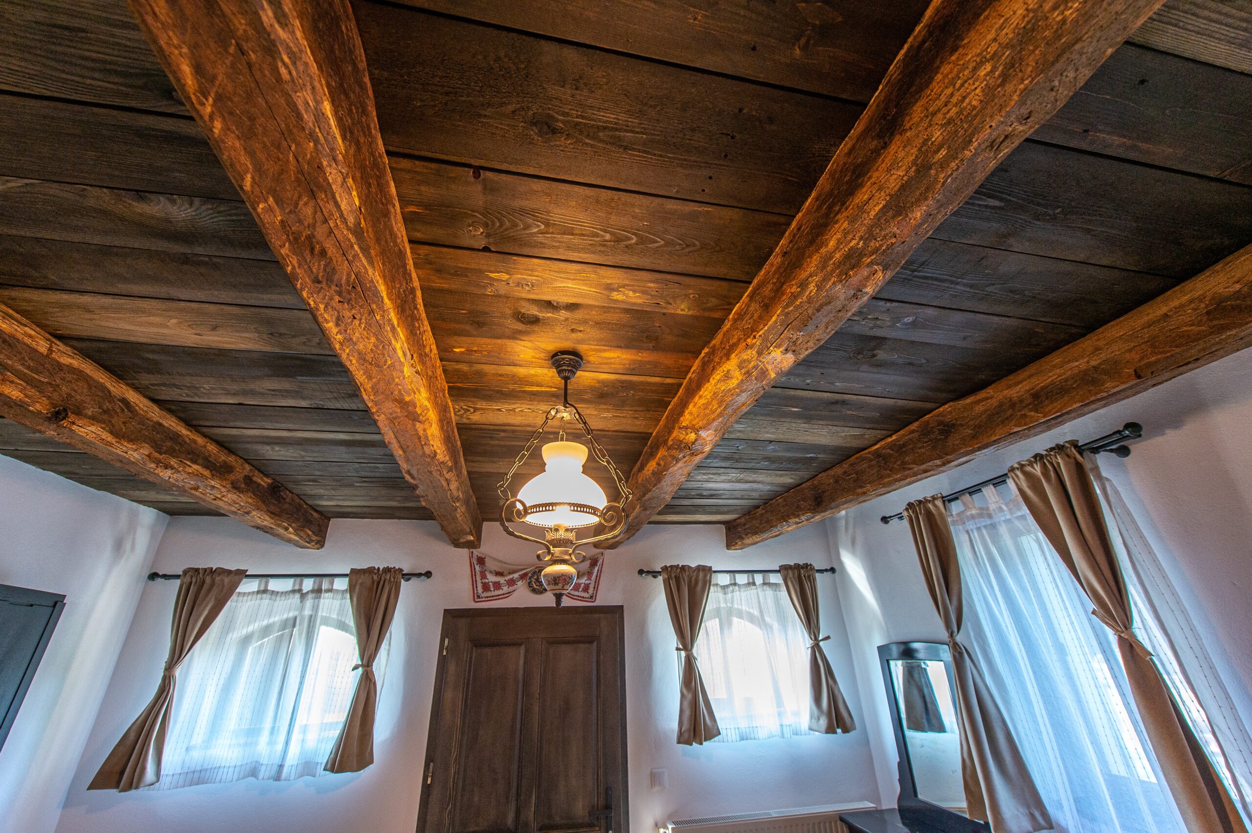 Măsuță de cafea din lemn în livingul pensiunii Old Barn House