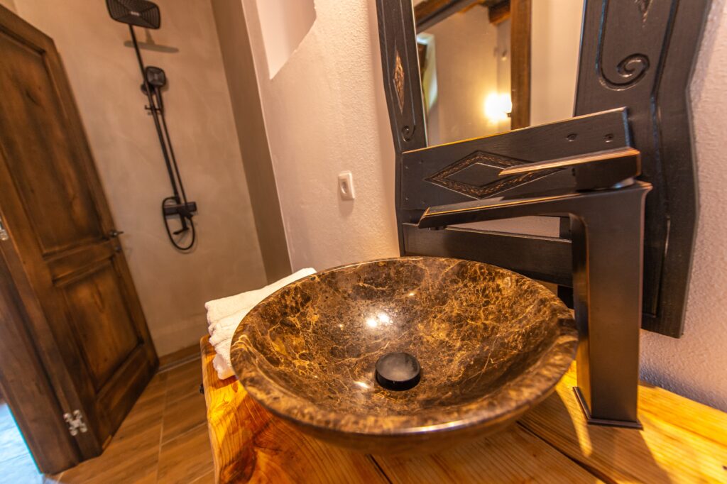 Detalii din lemn și decor tradițional în baie, Old Barn House, Chinari