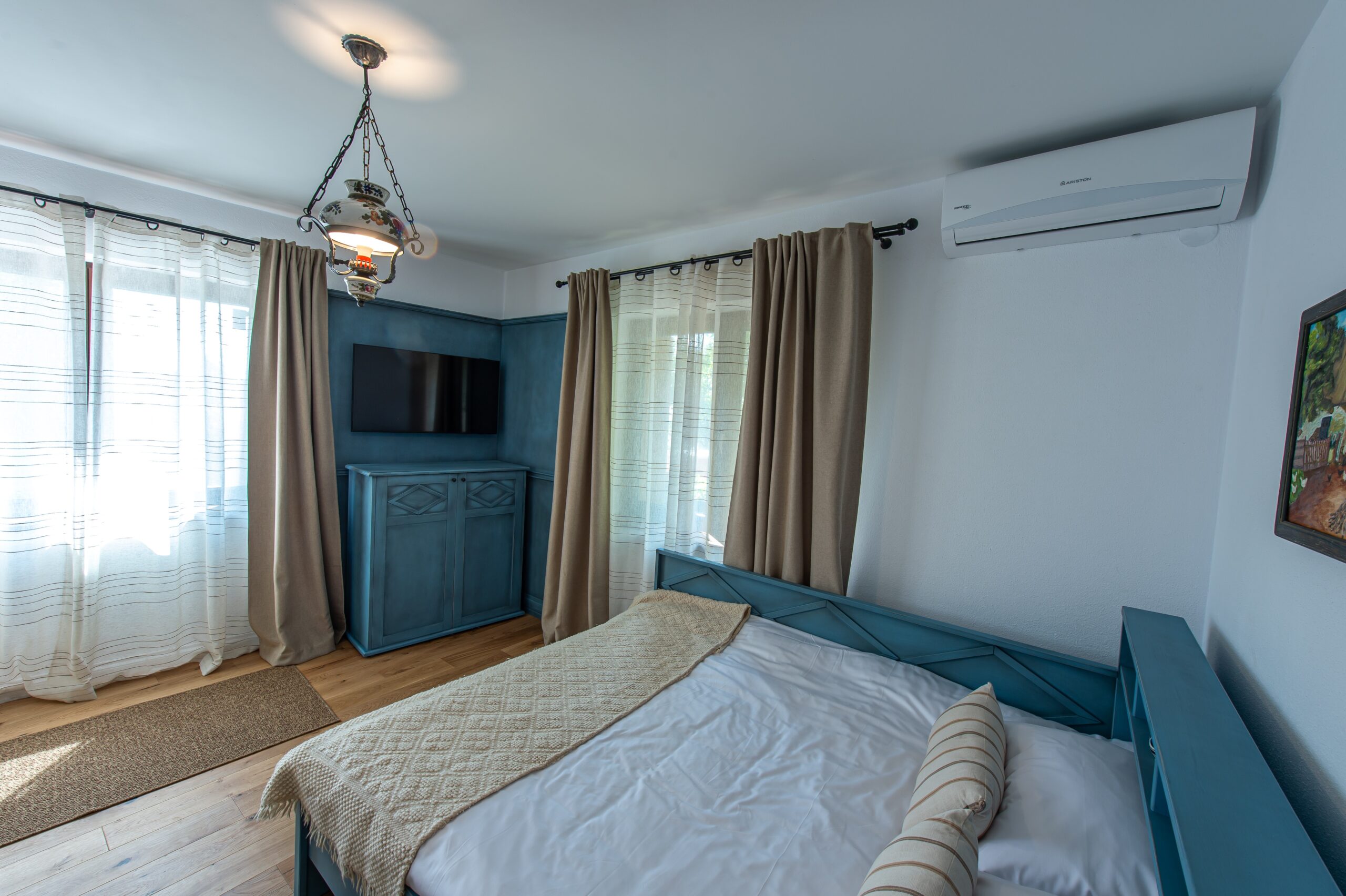 Camera matrimonială spațioasă cu baie proprie la pensiunea Old Barn House, Chinari