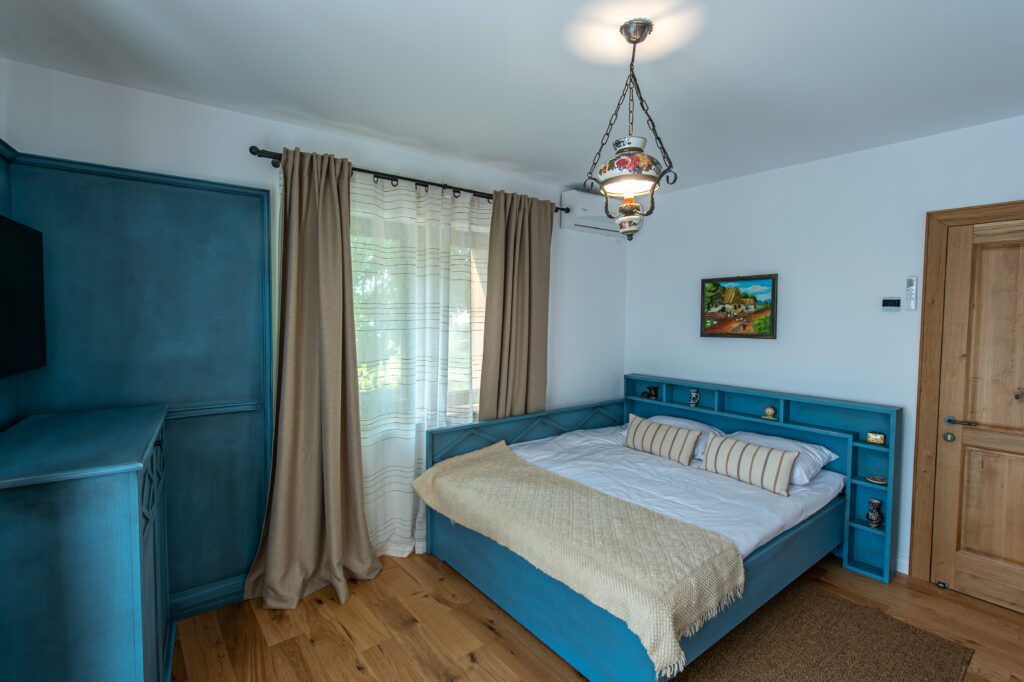 Comodă din lemn masiv pentru depozitare la pensiunea Old Barn House