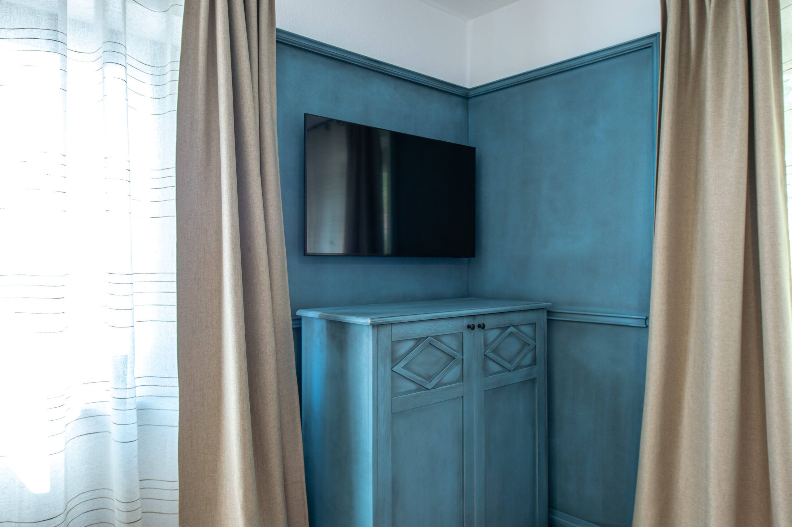 Dulap din lemn masiv în camera pensiunii rustică Old Barn House, Chinari