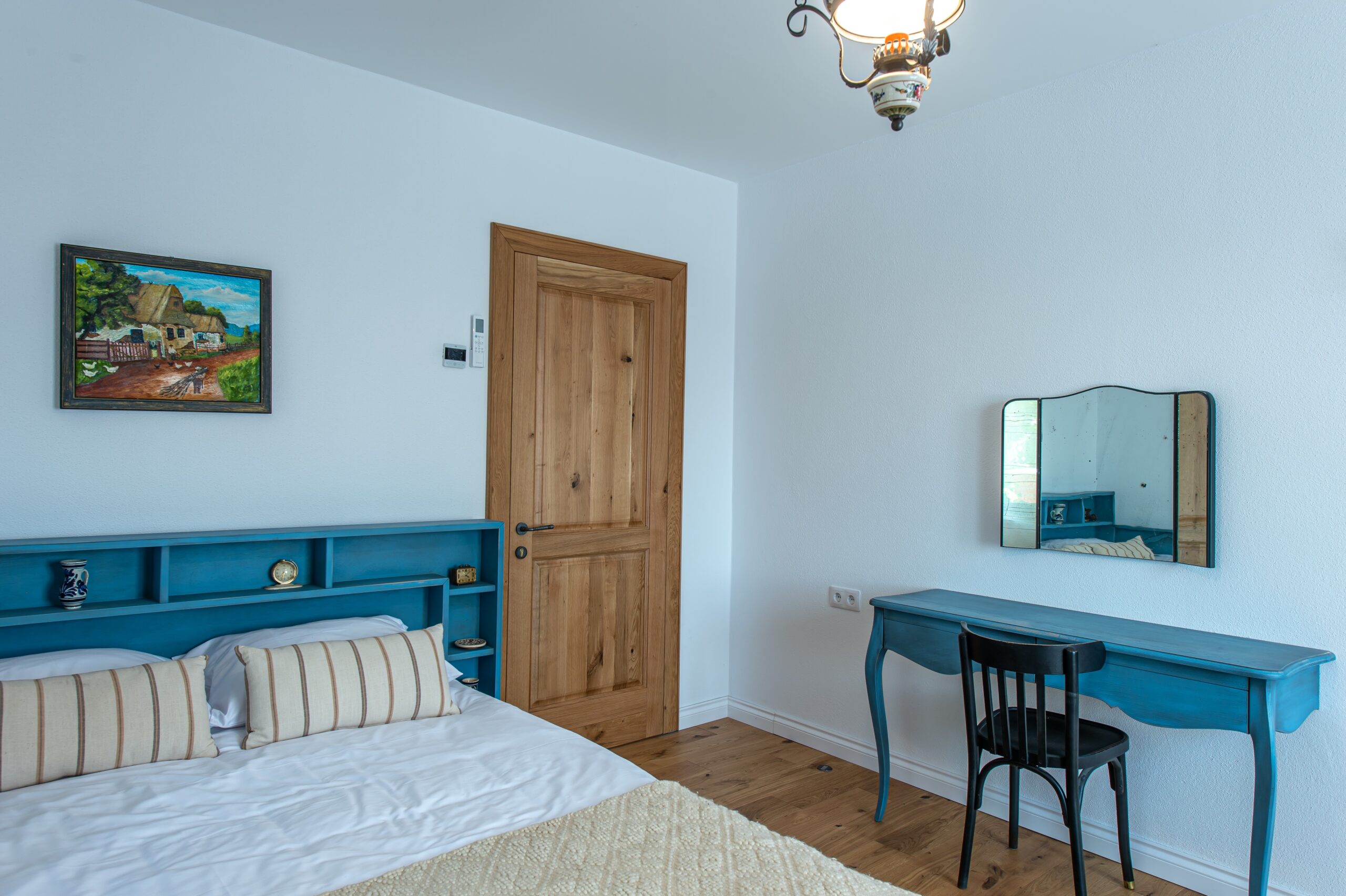 Ușă interioară din lemn masiv, design tradițional la Old Barn House