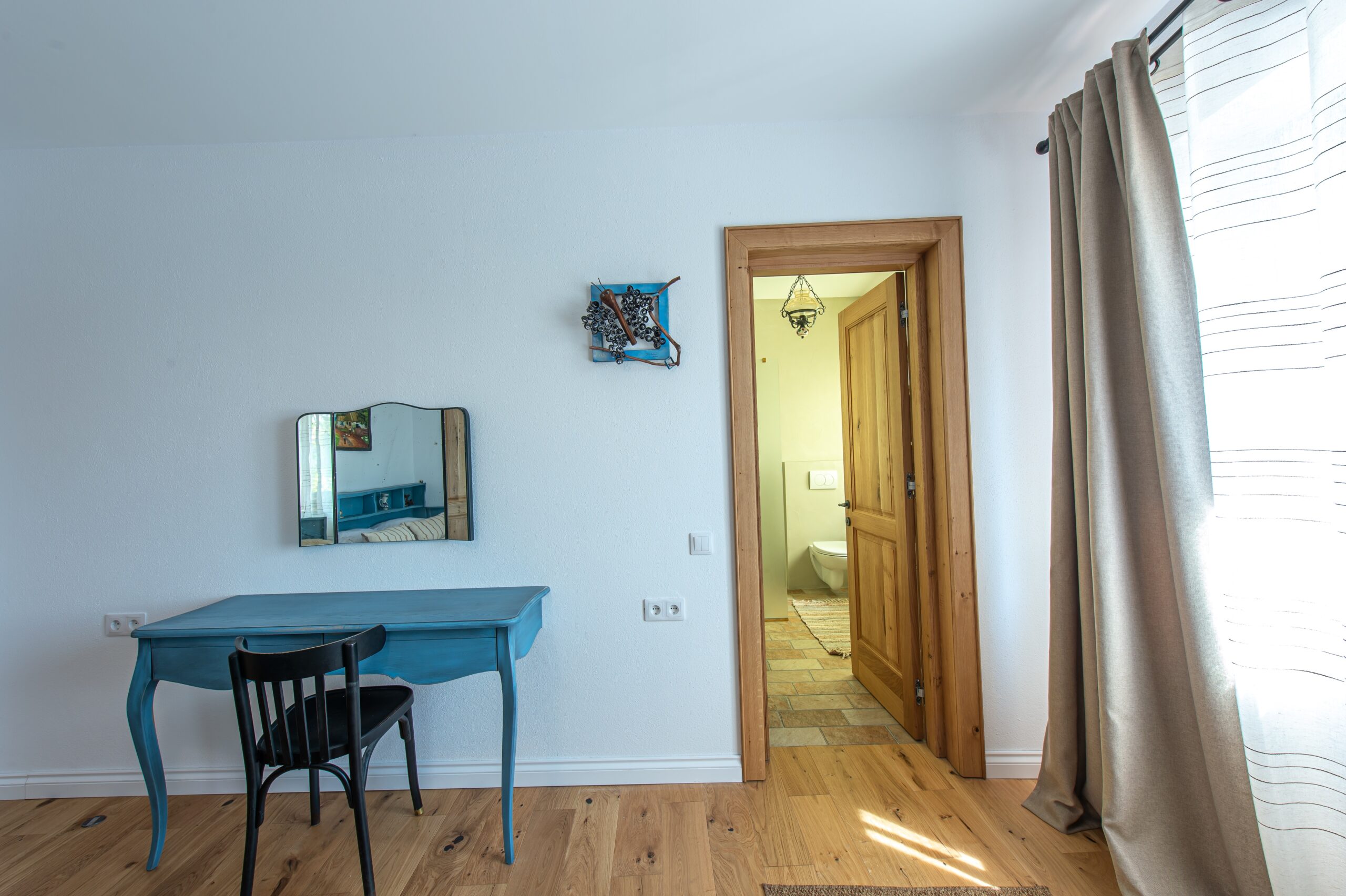 Birou din lemn masiv în camera de oaspeți Old Barn House