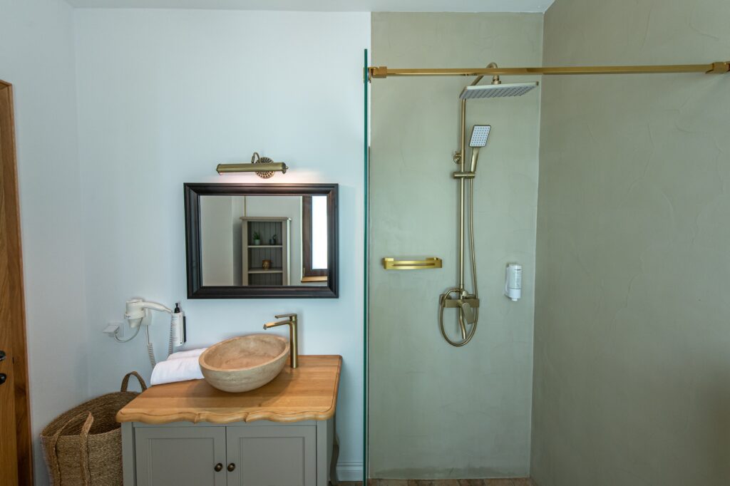 Duș cu accesorii sanitare premium în camerele pensiunii Old Barn House