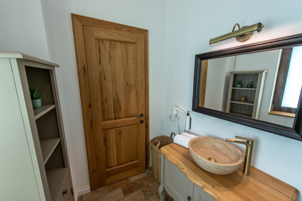 Detalii din lemn și decor tradițional în baie, Old Barn House, Chinari