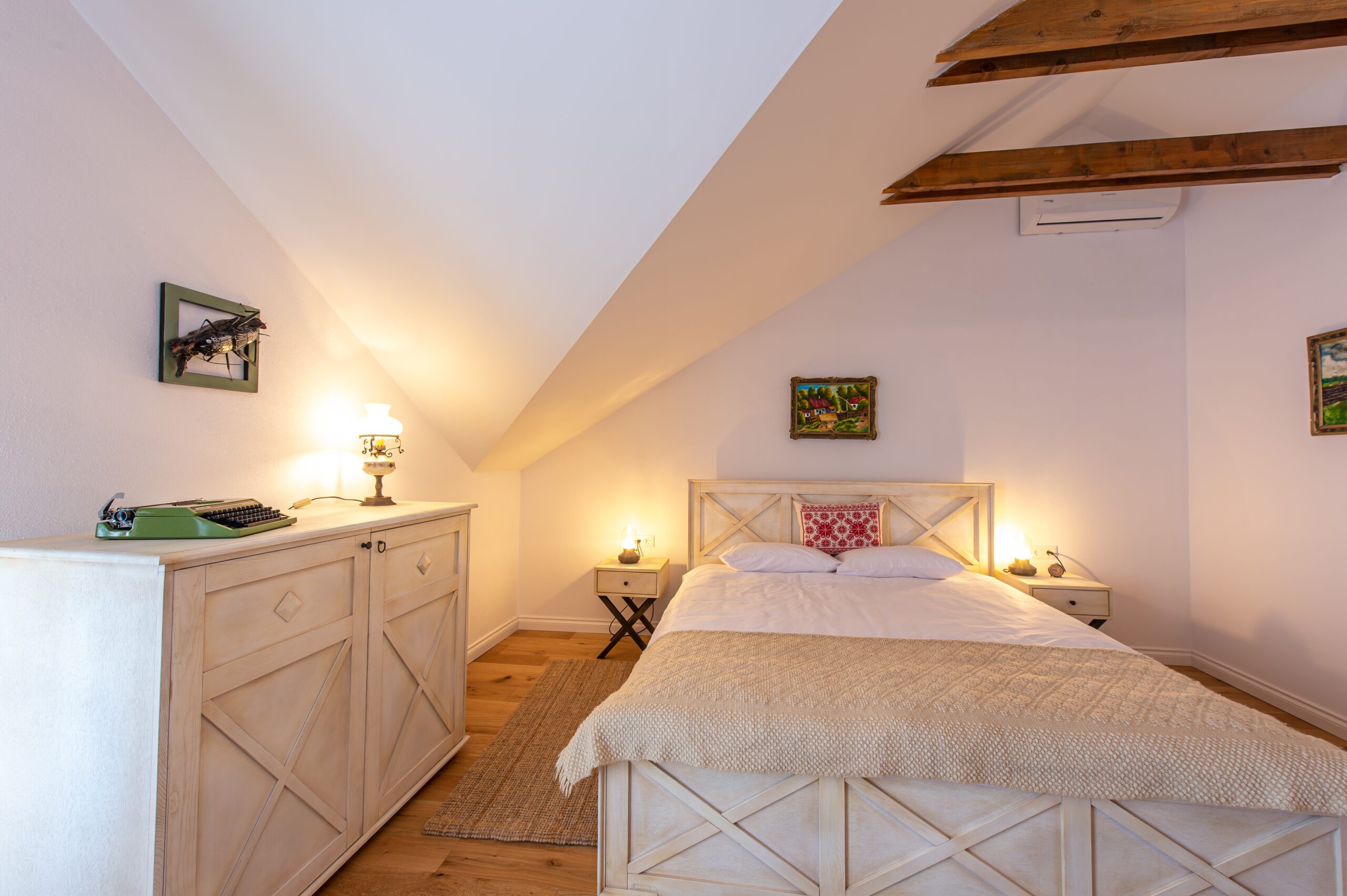 Camera primitoare la pensiunea Old Barn House, perfectă pentru relaxare în Chinari