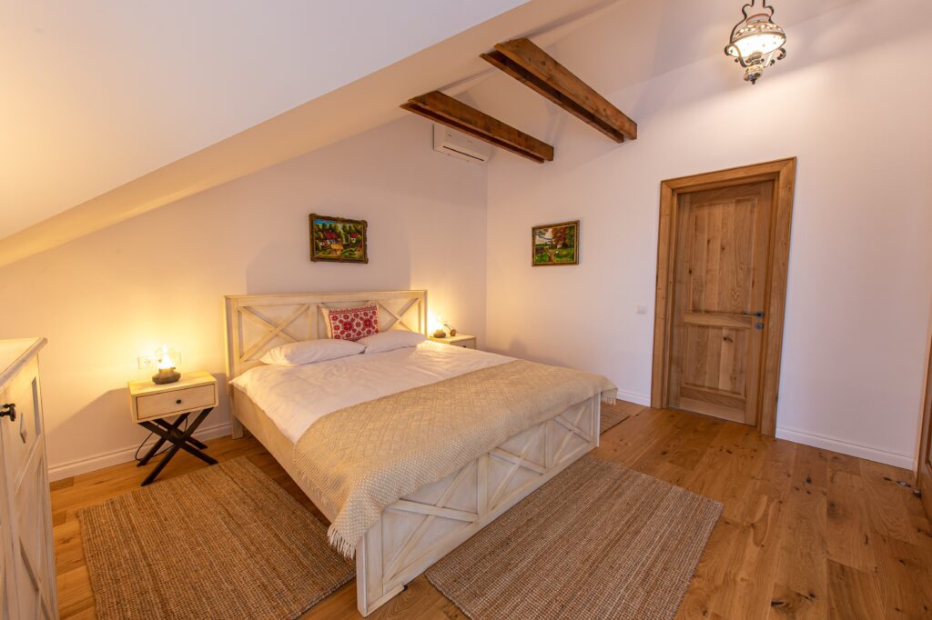 Lenjerie de pat premium în camerele Old Barn House, Chinari, Mureș