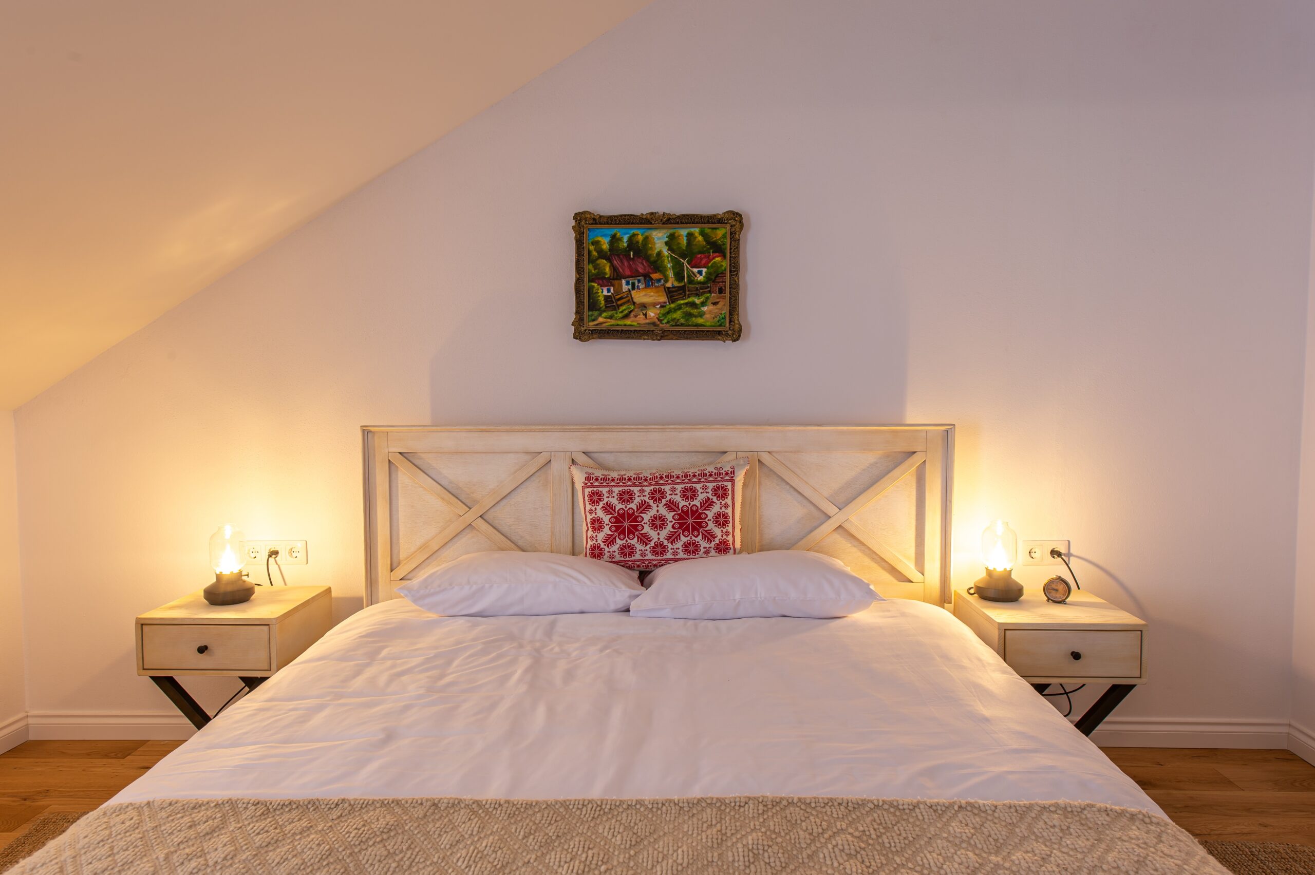 Mic colț de relaxare cu fotoliu rustic în camerele pensiunii Old Barn House