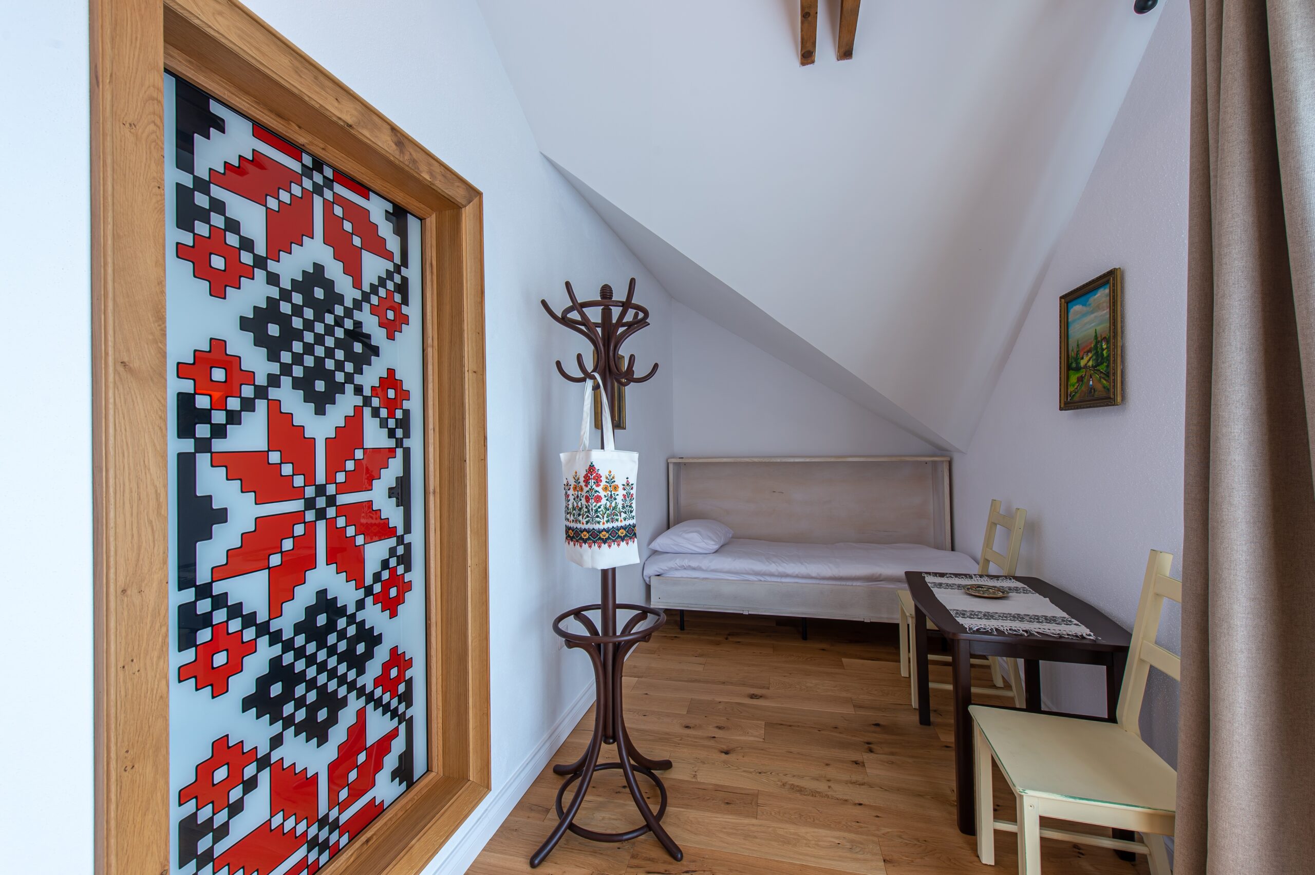 Decor tradițional cu motive țărănești din lemn în camerele pensiunii Old Barn House