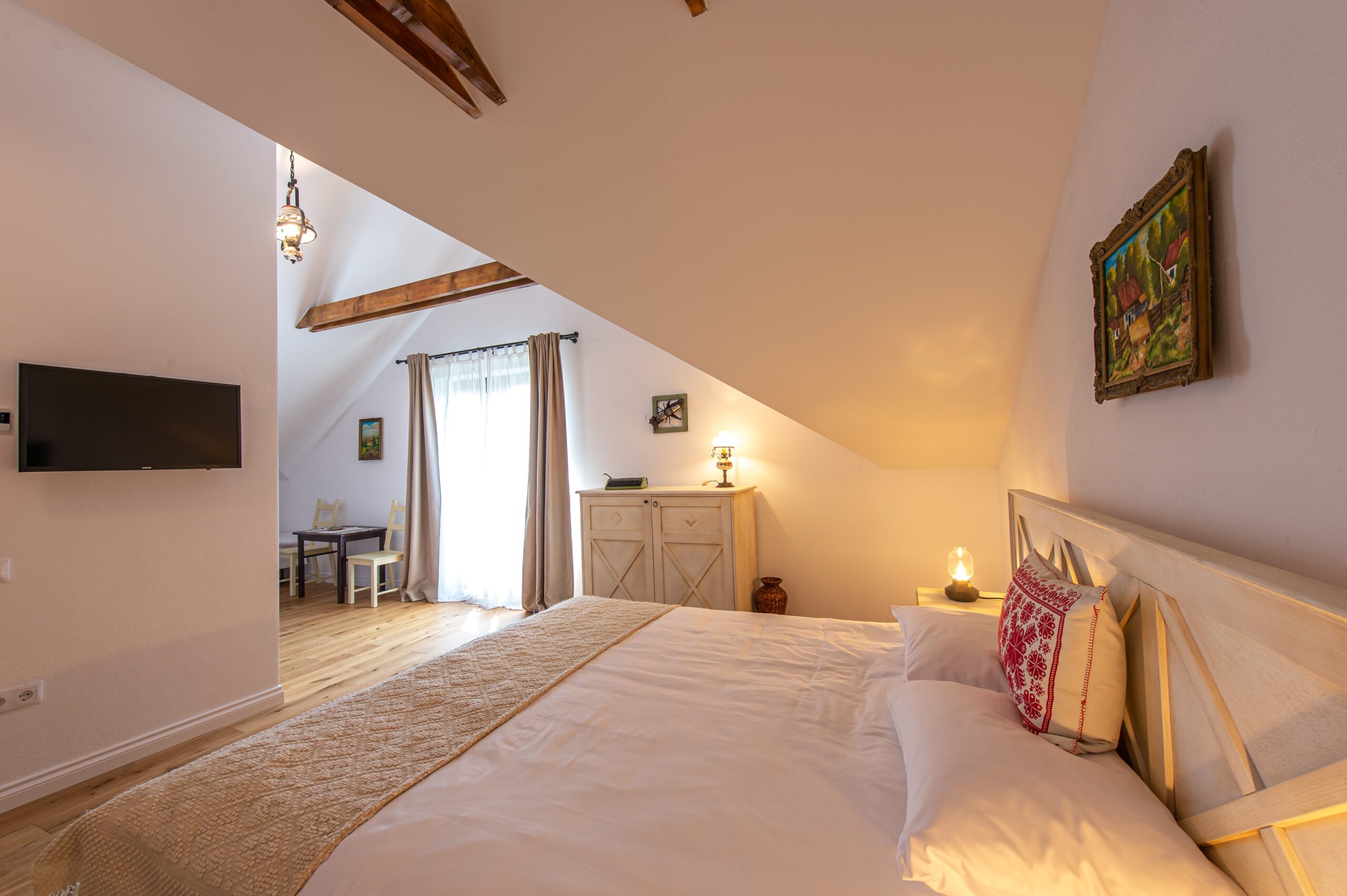 Lumina naturală în camera pensiunii rustică Old Barn House, Chinari