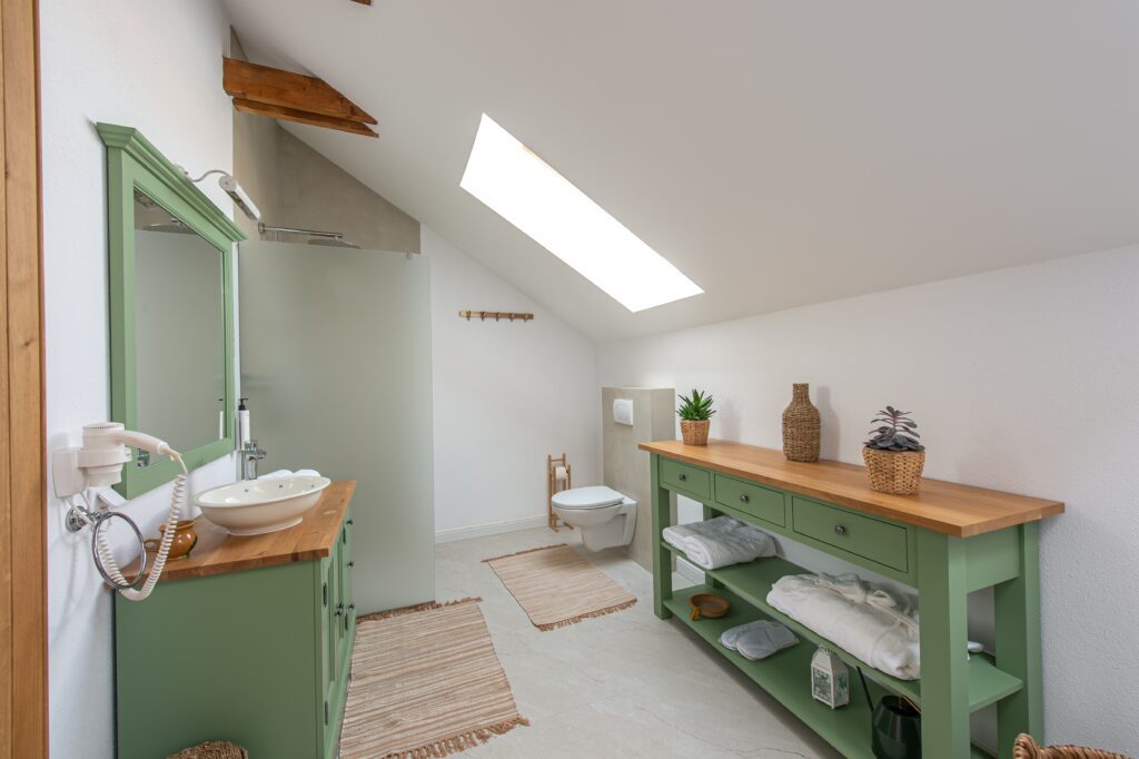 Cabină de duș modernă cu lumini ambientale în baia Old Barn House