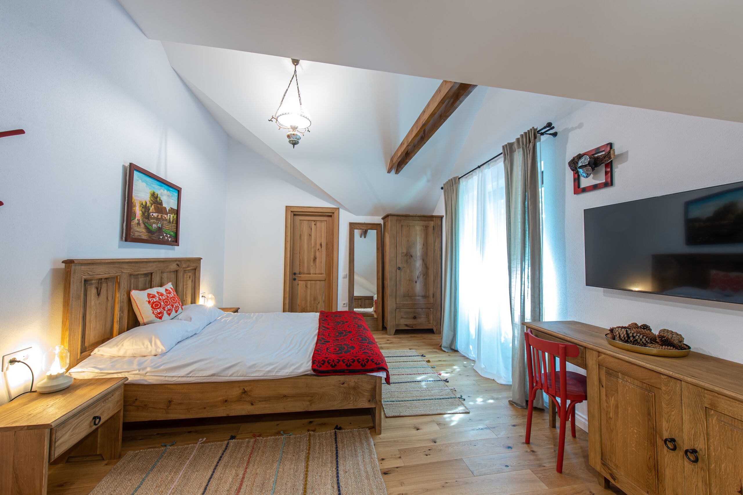 Double Deluxe Room – Camera Buburuzei Mică zonă de lounge cu fotoliu rustic în camerele Old Barn House