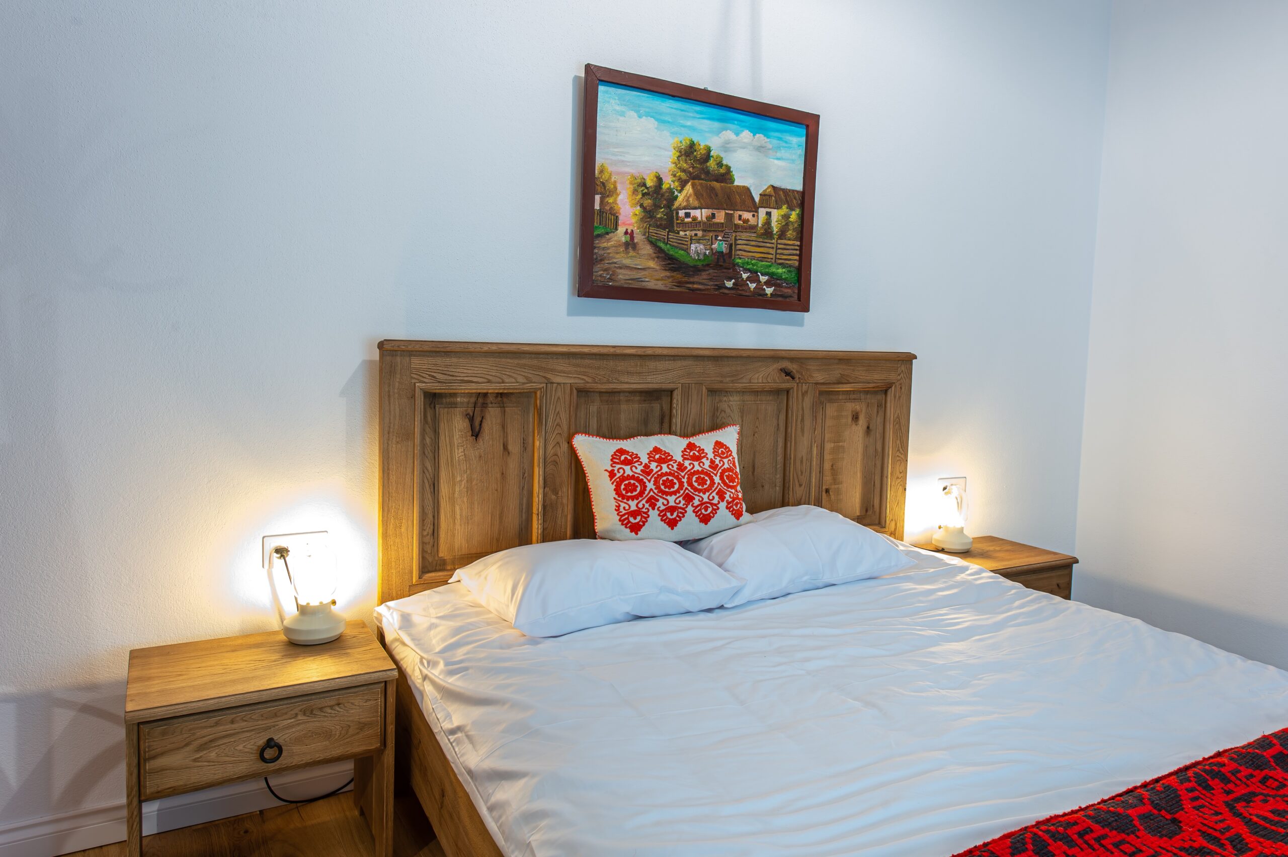 Double Deluxe Room – Camera Buburuzei Paturi confortabile cu lenjerie premium în camerele Old Barn House