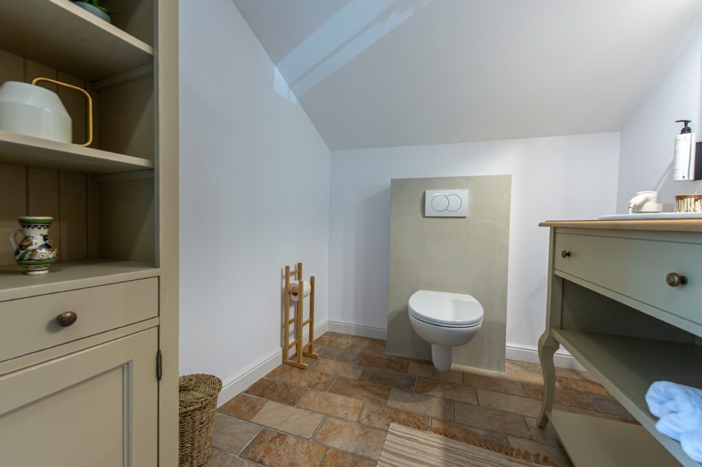 Accesorii și prosoape premium în baia unei camere de la Old Barn House