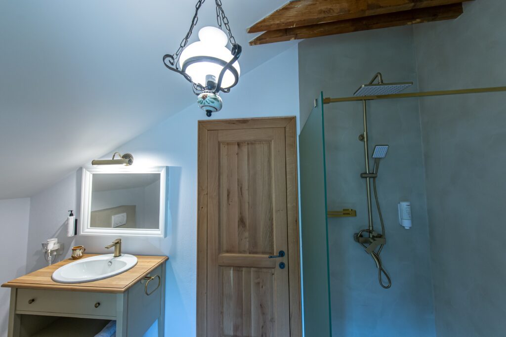 Camera matrimonială primitoare la Old Barn House, ideală pentru relaxare în Chinari