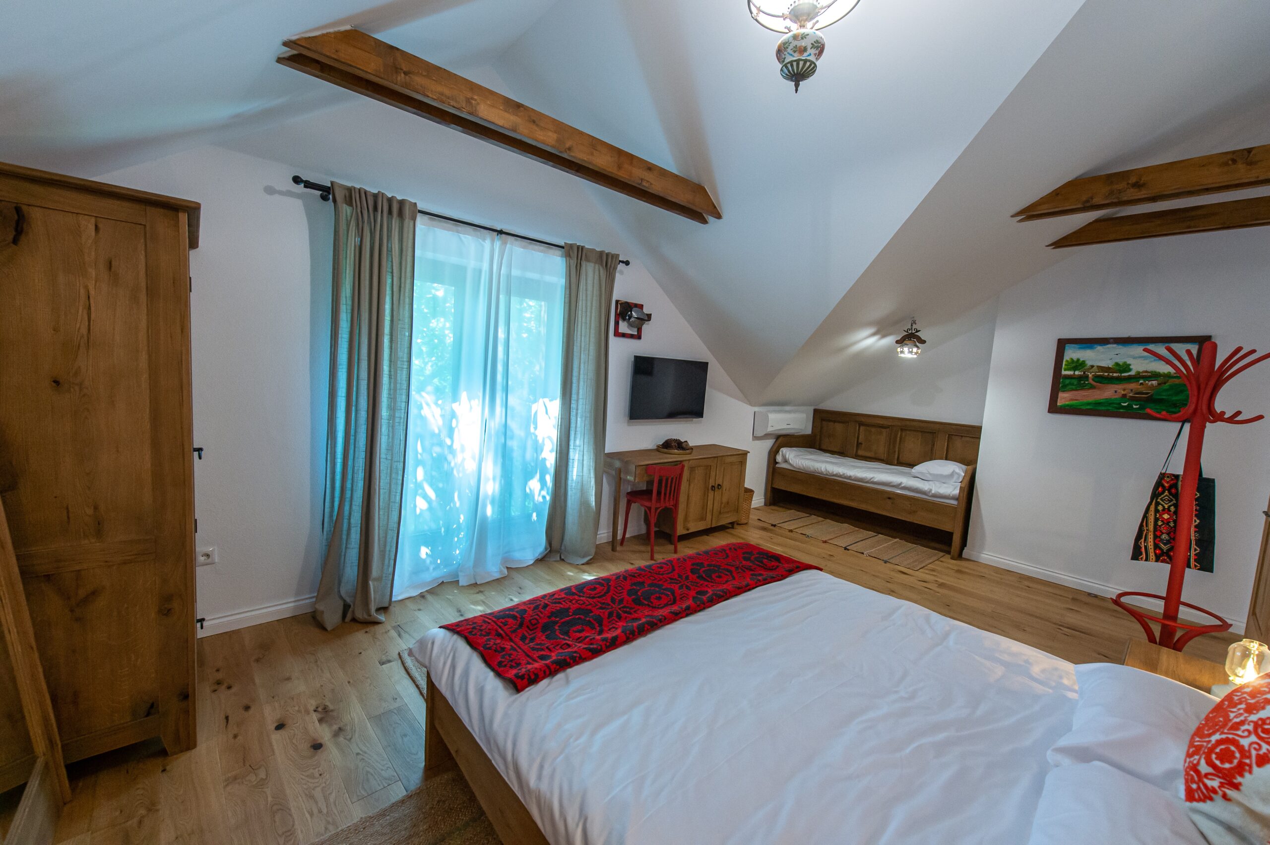 Double Deluxe Room – Camera Buburuzei Ambianță caldă și primitoare în camerele pensiunii Old Barn House